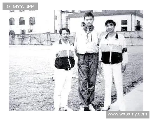 姚明在2001年上海崭露头角的篮球之路与传奇人生的开端